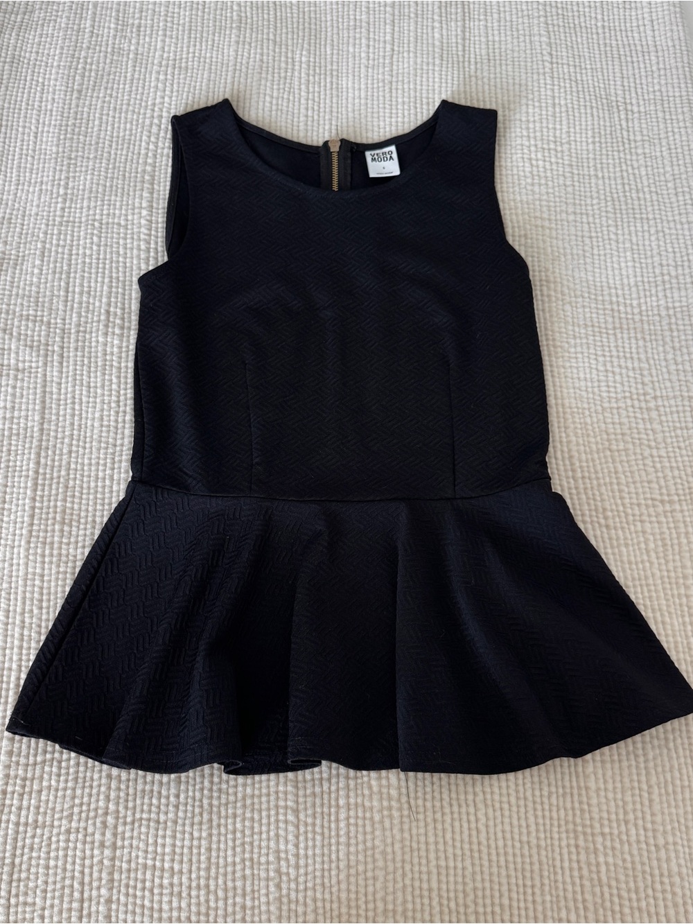 Vero Moda Black Textured Sleeveless Peplum Top with Gold Zipper in back, S